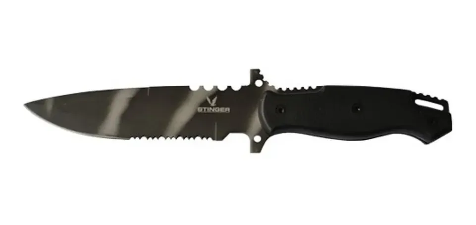 Cuchillo tactico camuflado. Hoja de 16cm. Mango de polimero negro. Vaina de cordura.